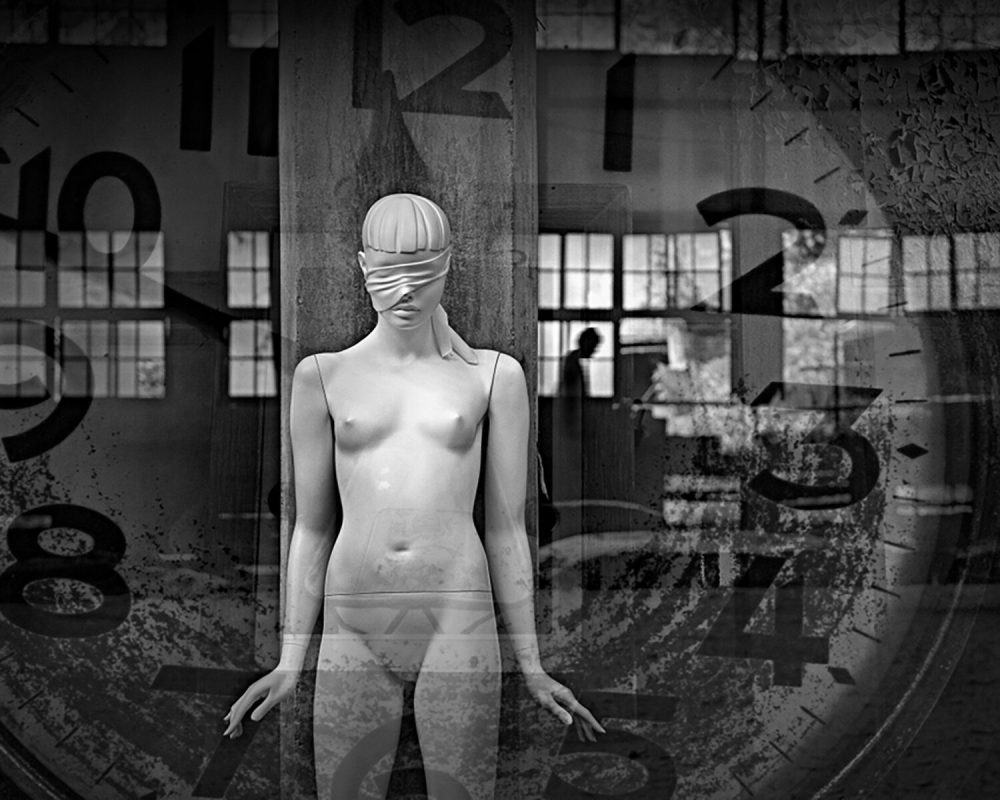 這是一張利用數位合成的影像作品，畫面有一個塑膠人形模特兒站裡在廢墟的柱子前，四周包圍著時鐘圖案，在背後有一排窗戶，正好有一個晃動的人影。