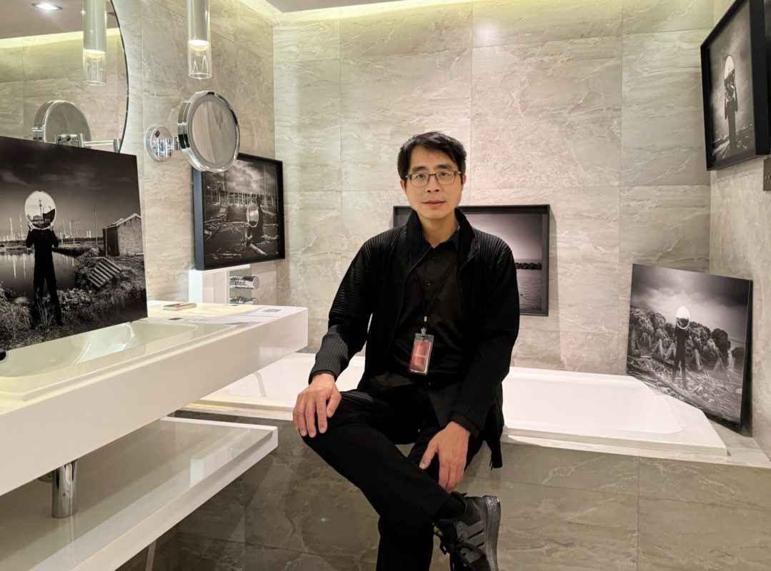 林振宏 Lin Chen-Hung 這是一張林振宏 Lin Chen-Hung的個人照,地點是君悅飯店的房間內,牆壁上掛滿了攝影作品。
